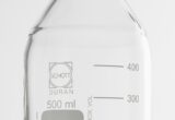 Frasco de vidro de laboratório com tampa rosqueável e marcações de volume