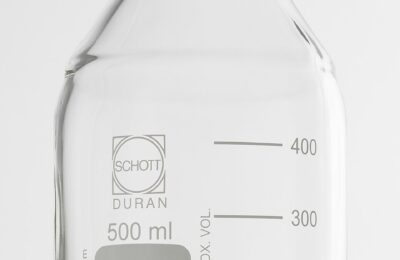 Frasco de vidro de laboratório com tampa rosqueável e marcações de volume