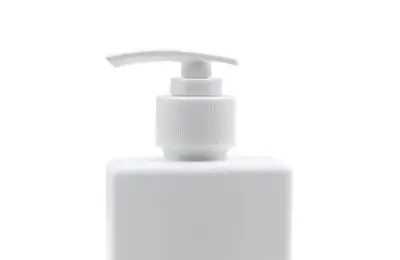 Frasco branco com válvula pump, ilustrando a relação entre recipiente e dispensador em cosméticos