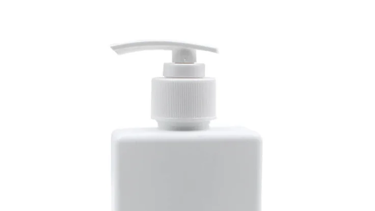 Frasco branco com válvula pump, ilustrando a relação entre recipiente e dispensador em cosméticos
