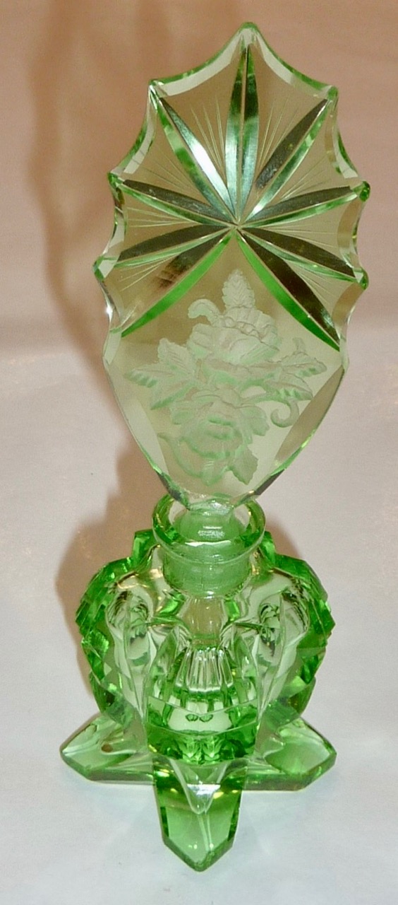 Frasco de perfume de vidro lapidado, imagem ilustrativa sobre formatos de embalagem