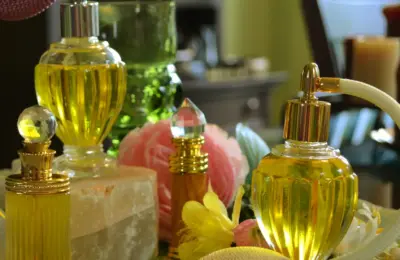 Coleção de frascos de perfume com diferentes formatos de vidro e válvulas atomizadoras