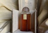 Frasco histórico de perfume em embalagem original, imagem ilustrativa sobre concentração e perfumaria