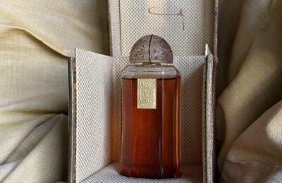 Frasco histórico de perfume em embalagem original, imagem ilustrativa sobre concentração e perfumaria