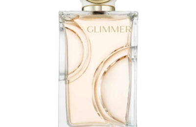 Frasco do perfume Estée Lauder Glimmer em fundo claro