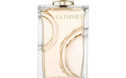 Frasco do perfume Estée Lauder Glimmer em fundo claro