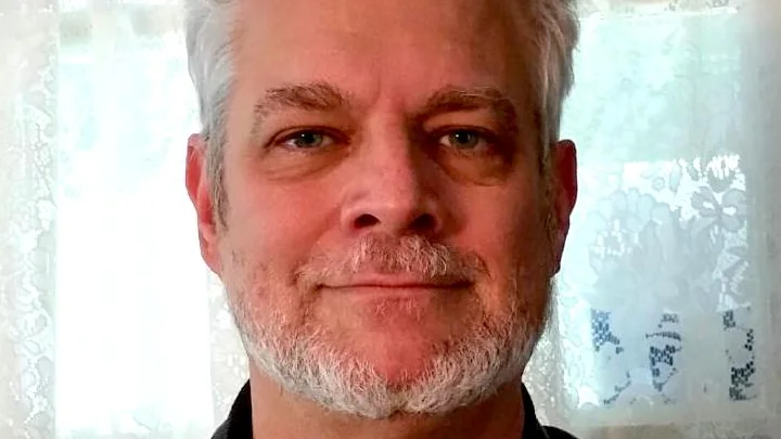 Retrato de homem com cabelo e barba grisalhos; imagem ilustrativa de cabelos grisalhos