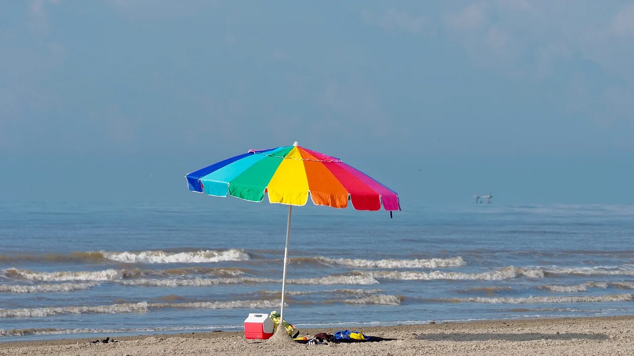 Guarda-sol colorido em uma praia como ilustração de proteção física contra o sol