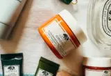 Imagem ilustrativa com produtos de skincare em composição flat lay