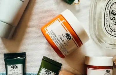 Imagem ilustrativa com produtos de skincare em composição flat lay