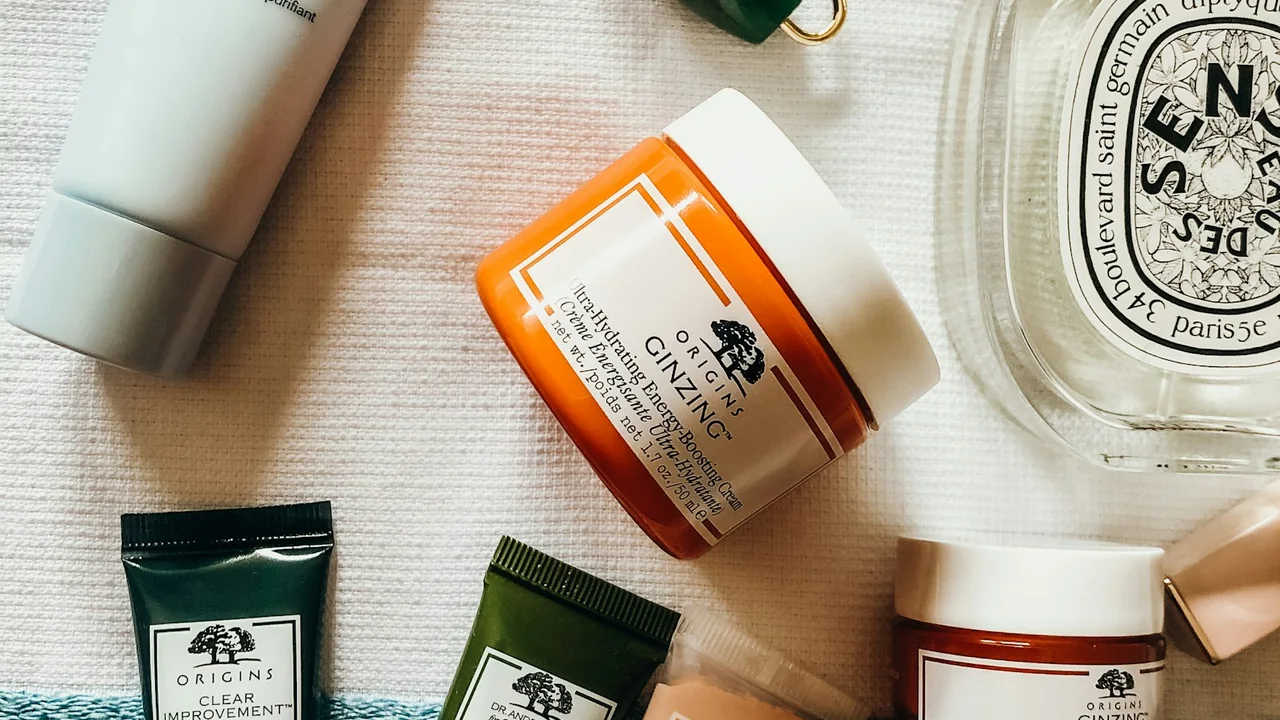 Imagem ilustrativa com produtos de skincare em composição flat lay