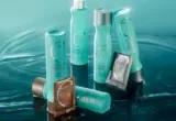 Imagem ilustrativa da linha Malibu C Hard Water Wellness sobre água, usada para contextualizar produtos voltados a cabelos expostos a água com minerais.
