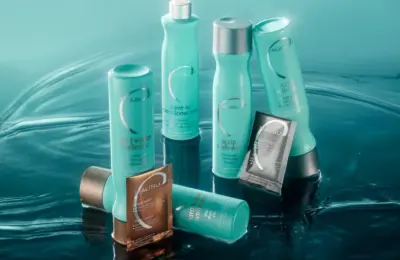 Imagem ilustrativa da linha Malibu C Hard Water Wellness sobre água, usada para contextualizar produtos voltados a cabelos expostos a água com minerais.