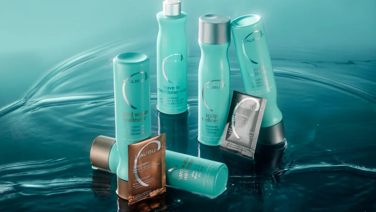 Imagem ilustrativa da linha Malibu C Hard Water Wellness sobre água, usada para contextualizar produtos voltados a cabelos expostos a água com minerais.
