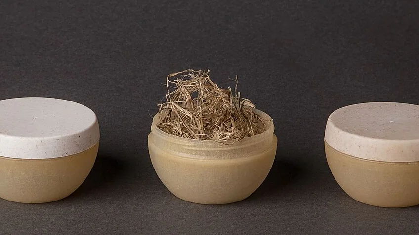 Potes de embalagem cosmética com material de fibra vegetal, usados apenas como ilustração de alternativas de material