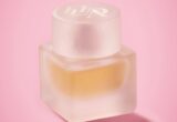 Frasco do perfume Huda Beauty Easy Bake Intense Eau de Parfum de 50 ml em fundo rosa