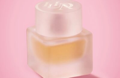 Frasco do perfume Huda Beauty Easy Bake Intense Eau de Parfum de 50 ml em fundo rosa