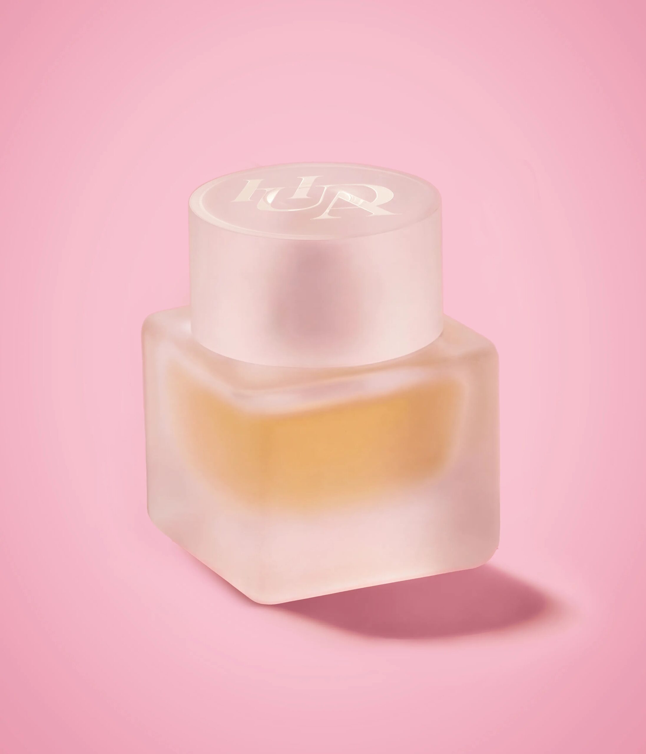 Frasco do perfume Huda Beauty Easy Bake Intense Eau de Parfum de 50 ml em fundo rosa