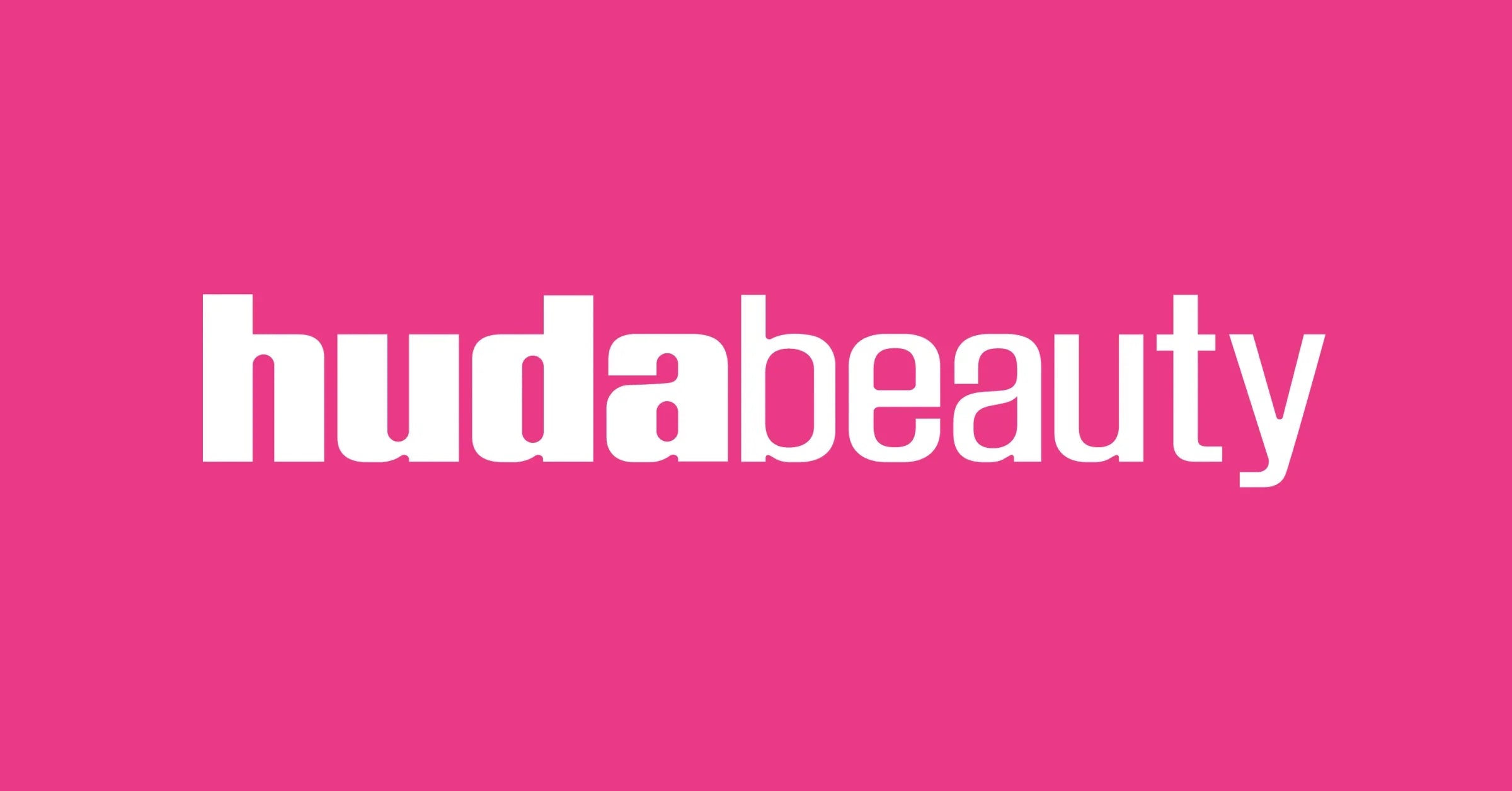 Produto da linha Easy Bake da Huda Beauty em composição visual rosa, referência ao universo que inspirou o perfume