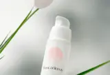 Frasco airless branco usado como ilustração de embalagem cosmética.