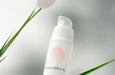 Frasco airless branco usado como ilustração de embalagem cosmética.