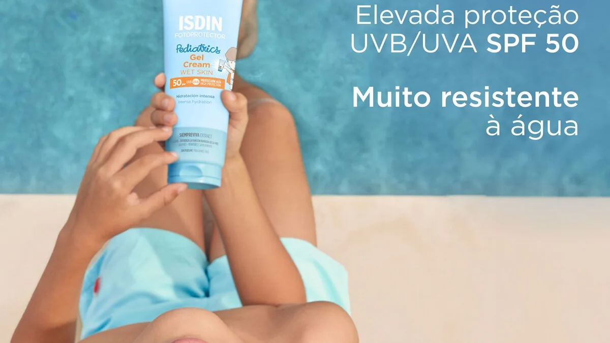 Imagem promocional do ISDIN Fotoprotector Pediatrics Gel Cream Wet Skin FPS 50 em contexto de piscina