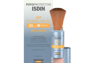 Protetor solar ISDIN UV Mineral Brush FPS 50 em embalagem e pincel aplicador
