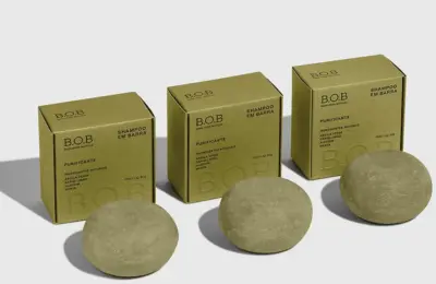 Trio de shampoos em barra B.O.B com caixas e barras expostas