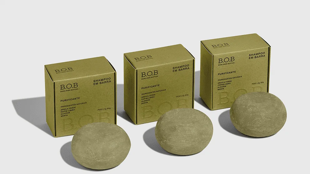 Trio de shampoos em barra B.O.B com caixas e barras expostas
