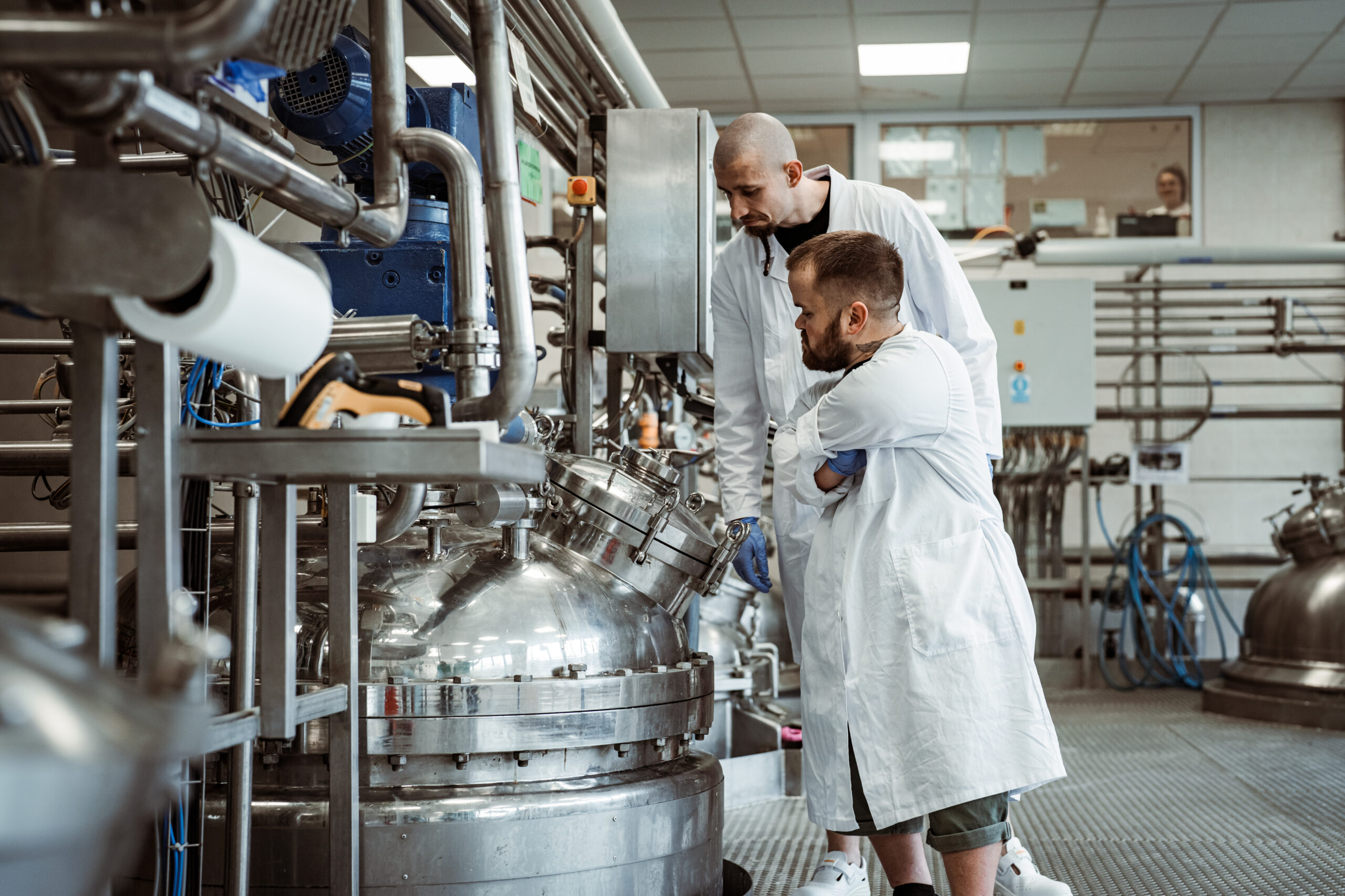 Profissional usando equipamento em laboratório de produção cosmética