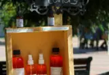 Produtos de limpeza facial em exposição; imagem ilustrativa.