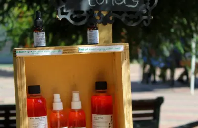 Produtos de limpeza facial em exposição; imagem ilustrativa.