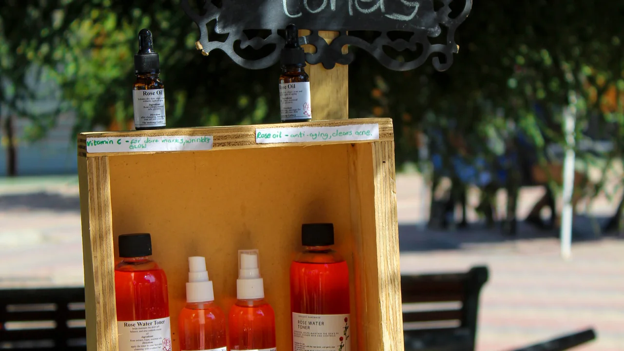 Produtos de limpeza facial em exposição; imagem ilustrativa.