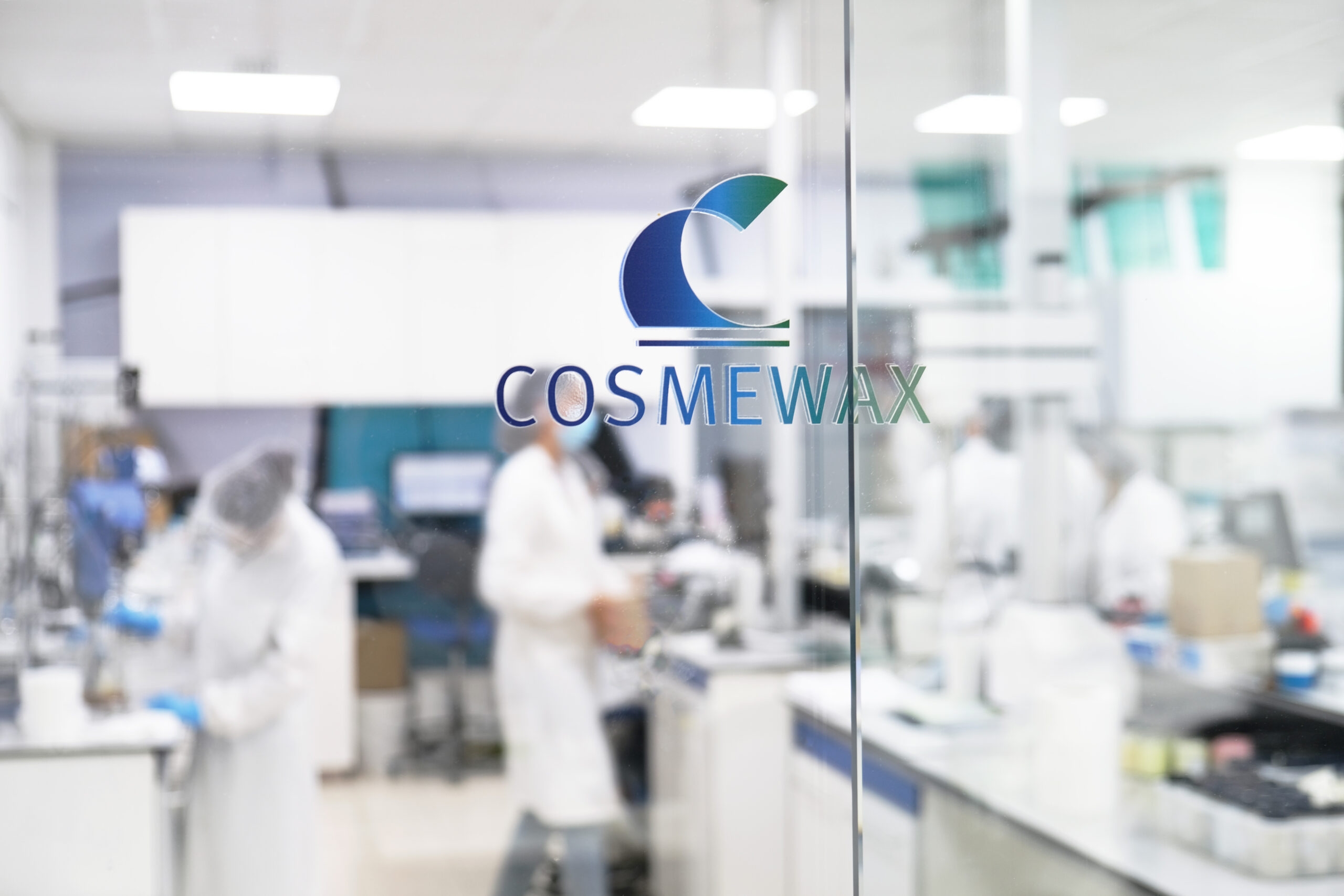 Imagem ilustrativa de produtos cosméticos em uma linha de private label
