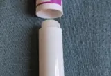 produto de cuidado labial em bastão sobre tecido azul