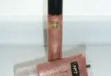 Tubo e bisnaga de gloss labial em composição ilustrativa de embalagens