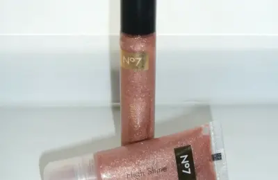 Tubo e bisnaga de gloss labial em composição ilustrativa de embalagens