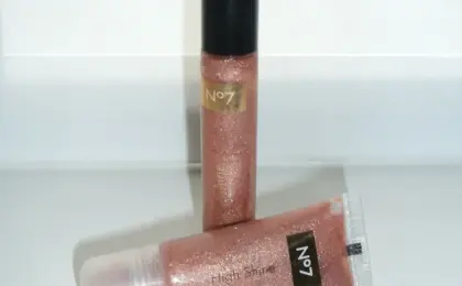 Tubo e bisnaga de gloss labial em composição ilustrativa de embalagens
