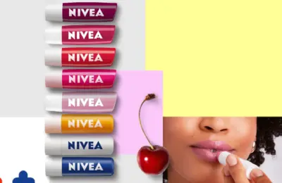 Imagem editorial com vários hidratantes labiais NIVEA e aplicação de produto nos lábios.