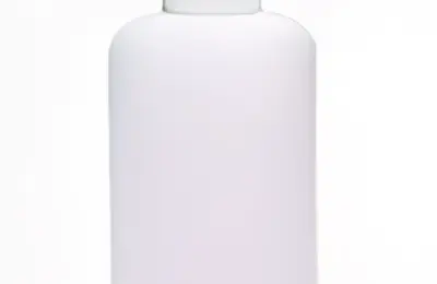 Frasco cosmético branco sem rótulo, imagem ilustrativa para explicar fórmulas de skincare.