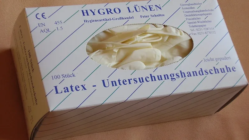 Luva descartável de látex em caixa, imagem ilustrativa