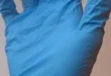 Luva nitrílica descartável azul, imagem ilustrativa