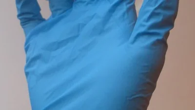 Luva nitrílica descartável azul, imagem ilustrativa