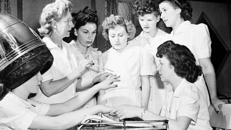 Profissionais demonstram técnicas de manicure em uma aula histórica