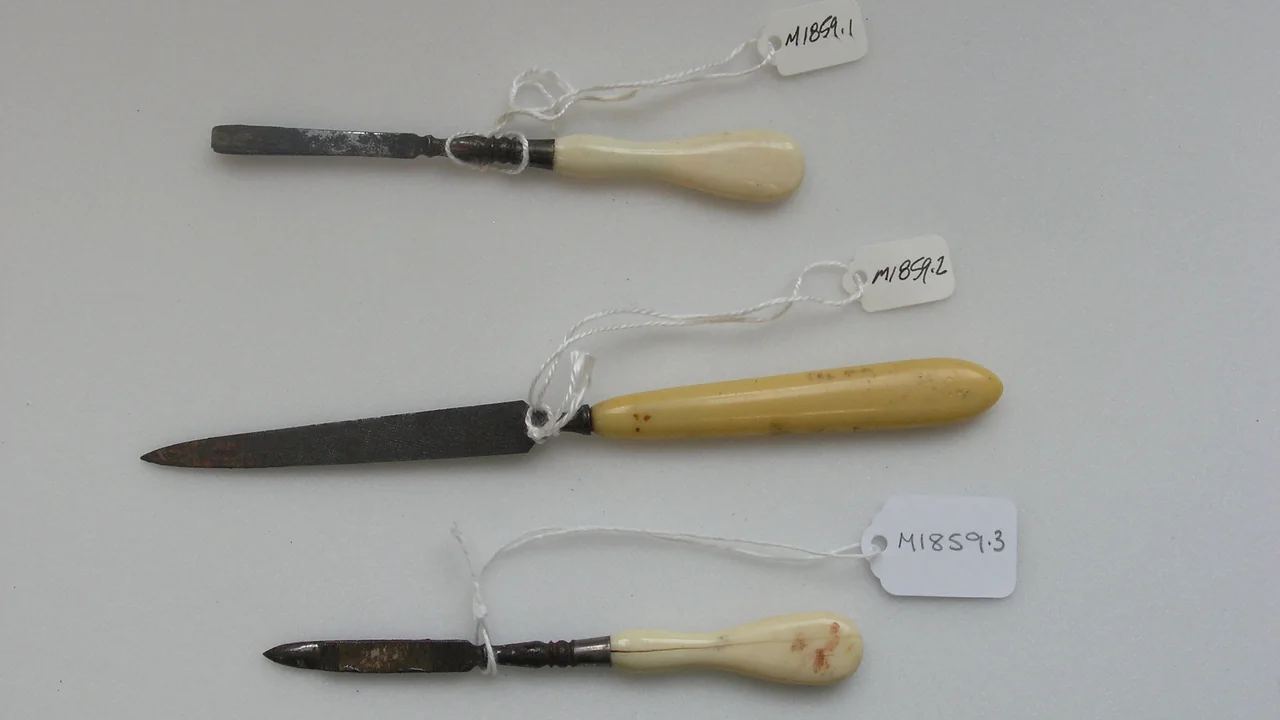 Instrumentos de manicure dispostos sobre uma superfície, em imagem ilustrativa