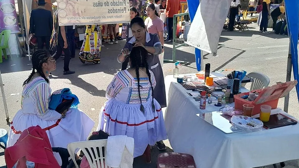 Maquiagem sendo preparada em uma atividade cultural, imagem ilustrativa
