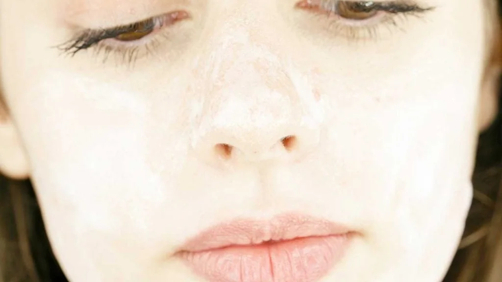 Rosto com máscara facial aplicada, imagem ilustrativa do uso do produto