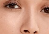 Close do rosto destacando a região dos olhos em um artigo sobre corretivos Maybelline
