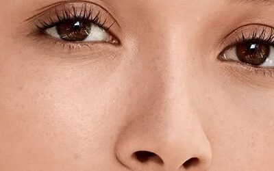 Close do rosto destacando a região dos olhos em um artigo sobre corretivos Maybelline