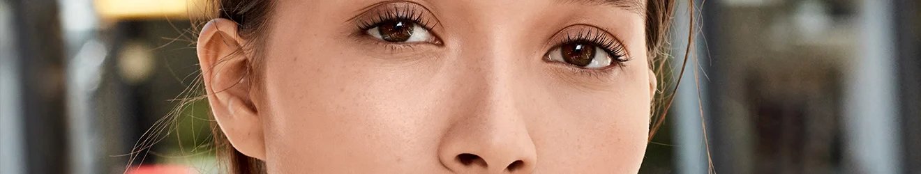Close do rosto destacando a região dos olhos em um artigo sobre corretivos Maybelline